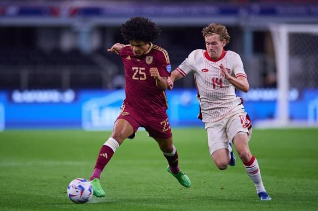 RECORD DATE NOT STATED Copa America USA 2024 Venezuela vs Canada - Quarter-final Eduard Bello (L) of Venezuela fights for the ball with Jacob Shaffelburg (R) of Canada during the CONMEBOL Copa America 2024 Quarter-final match between Venezuela and Canada, at AT-T Stadium, on July 05, 2024 in Arlington, Texas, United States. ARLINGTON TEXAS UNITED STATES  Copyright: xJosexLuisxMelgarejox 20240705201135_CA_QF_2024_VEN_CAN_BELLO73
