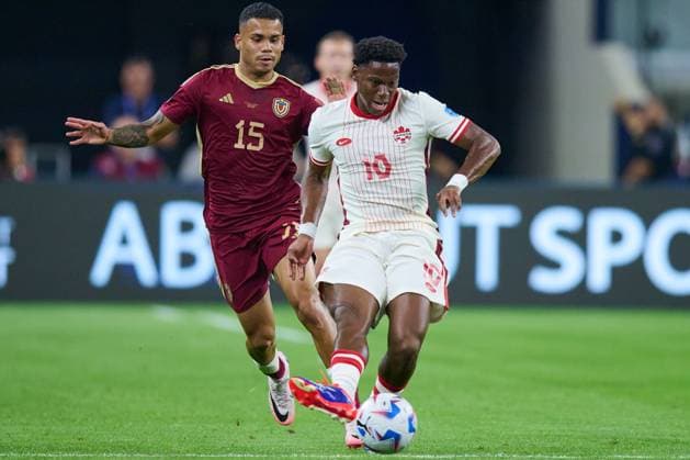 RECORD DATE NOT STATED Copa America USA 2024 Venezuela vs Canada - Quarter-final Miguel Navarro (L) of Venezuela fights for the ball with Jonathan David (R) of Canada during the CONMEBOL Copa America 2024 Quarter-final match between Venezuela and Canada, at AT-T Stadium, on July 05, 2024 in Arlington, Texas, United States. ARLINGTON TEXAS UNITED STATES  Copyright: xJorgexMartinezx 20240705202917_CA_QF_2024_VEN_CAN_DAVID100