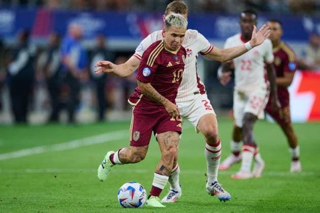 RECORD DATE NOT STATED Copa America USA 2024 Venezuela vs Canada - Quarter-final Yeferson Soteldo (L) of Venezuela fights for the ball with Alistair Johnston (R) of Canada during the CONMEBOL Copa America 2024 Quarter-final match between Venezuela and Canada, at AT-T Stadium, on July 05, 2024 in Arlington, Texas, United States. ARLINGTON TEXAS UNITED STATES  Copyright: xJorgexMartinezx 20240705202919_CA_QF_2024_VEN_CAN_SOTELDO101