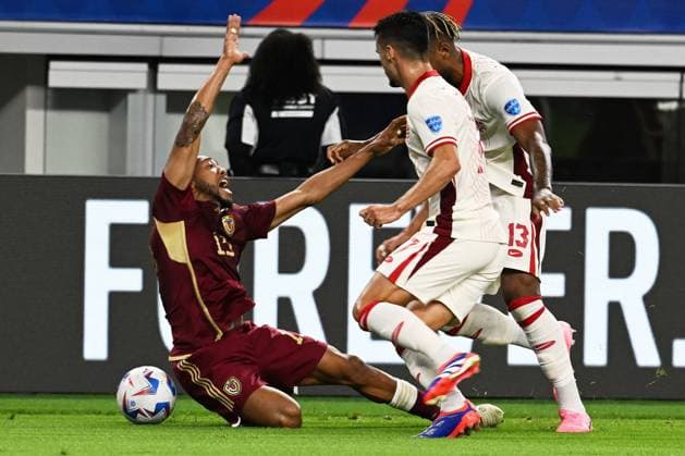 RECORD DATE NOT STATED Copa America USA 2024 Venezuela vs Canada - Quarter-final Jose Martinez (L) of Venezuela, Stephen Eustaquio, Derek Cornelius (R) of Canada during the CONMEBOL Copa America 2024 Quarter-final match between Venezuela and Canada, at AT-T Stadium, on July 05, 2024 in Arlington, Texas, United States. ARLINGTON TEXAS UNITED STATES  Copyright: xDavidxLeahx 20240705205946_CA_QF_2024_VEN_CAN_MARTINEZ148