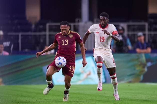 RECORD DATE NOT STATED Copa America USA 2024 Venezuela vs Canada - Quarter-final Jose Martinez (L) of Venezuela fights for the ball with Alphonso Davies (R) of Canada during the CONMEBOL Copa America 2024 Quarter-final match between Venezuela and Canada, at AT-T Stadium, on July 05, 2024 in Arlington, Texas, United States. ARLINGTON TEXAS UNITED STATES  Copyright: xJosexLuisxMelgarejox 20240705210250_CA_QF_2024_VEN_CAN_MARTINEZ159
