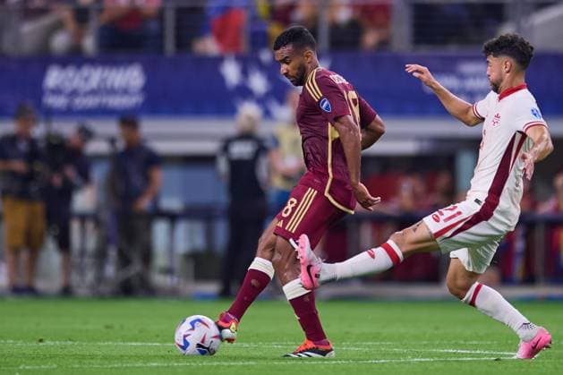 RECORD DATE NOT STATED Copa America USA 2024 Venezuela vs Canada - Quarter-final Cristain Casseres (L) of Venezuela fights during the CONMEBOL Copa America 2024 Quarter-final match between Venezuela and Canada, at AT-T Stadium, on July 05, 2024 in Arlington, Texas, United States. ARLINGTON TEXAS UNITED STATES  Copyright: xJosexLuisxMelgarejox 20240705210556_CA_QF_2024_VEN_CAN_CASSERES171