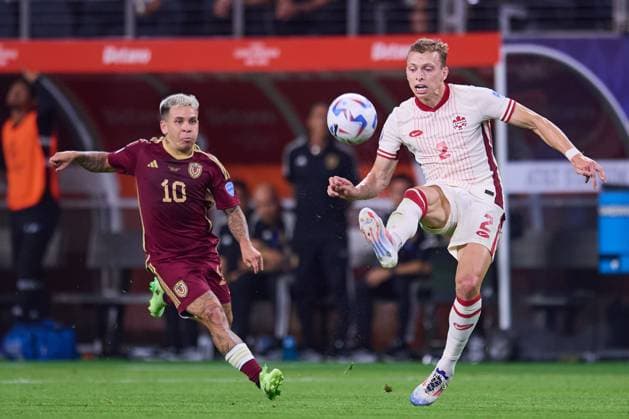 RECORD DATE NOT STATED Copa America USA 2024 Venezuela vs Canada - Quarter-final Yeferson Soteldo (L) of Venezuela fights for the ball with Alistair Johnston (R ) of Canada during the CONMEBOL Copa America 2024 Quarter-final match between Venezuela and Canada, at AT-T Stadium, on July 05, 2024 in Arlington, Texas, United States. ARLINGTON TEXAS UNITED STATES  Copyright: xJosexLuisxMelgarejox 20240705211127_CA_QF_2024_VEN_CAN_JOHNSTON188