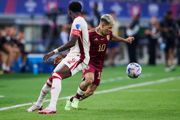 RECORD DATE NOT STATED Copa America USA 2024 Venezuela (4p) 1-1 (3p) Canada - Quarter-final Alphonso Davies (L) of Canada fights for the ball with Yeferson Soteldo (R) of Veneziuela during the CONMEBOL Copa America 2024 Quarter-final match between Venezuela and Canada, at AT-T Stadium, on July 05, 2024 in Arlington, Texas, United States. ARLINGTON TEXAS UNITED STATES  Copyright: xJorgexMartinezx 20240705211510_CA_QF_2024_VEN_CAN_SOTELDO204