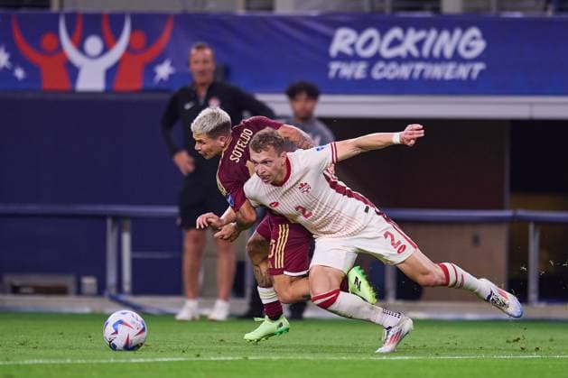 RECORD DATE NOT STATED Copa America USA 2024 Venezuela (4p) 1-1 (3p) Canada - Quarter-final Yefersin Soteldo (L) of Venezuela fights for the ball with Alistair Johnston (R) of Canada during the CONMEBOL Copa America 2024 Quarter-final match between Venezuela and Canada, at AT-T Stadium, on July 05, 2024 in Arlington, Texas, United States. ARLINGTON TEXAS UNITED STATES  Copyright: xJosexLuisxMelgarejox 20240705212613_CA_QF_2024_VEN_CAN_JOHNSTON211