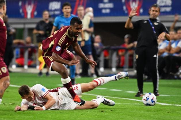 RECORD DATE NOT STATED Copa America USA 2024 Venezuela vs Canada - Quarter-final Alistair Johnston (L) of Canada fights for the ball with Cristian Casseres (L) of Venezuela during the CONMEBOL Copa America 2024 Quarter-final match between Venezuela and Canada, at AT-T Stadium, on July 05, 2024 in Arlington, Texas, United States. ARLINGTON TEXAS UNITED STATES  Copyright: xDavidxLeahx 20240705215713_CA_QF_2024_VEN_CAN_CASSERES278
