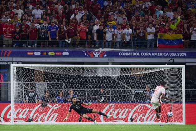 RECORD DATE NOT STATED Copa America USA 2024 Venezuela vs Canada - Quarter-final Rafael Romo of Venezuela and Alphonso Davies of Canada during the CONMEBOL Copa America 2024 Quarter-final match between Venezuela and Canada, at AT-T Stadium, on July 05, 2024 in Arlington, Texas, United States. ARLINGTON TEXAS UNITED STATES  Copyright: xJorgexMartinezx 20240705221317_CA_QF_2024_VEN_CAN_ROMO302
