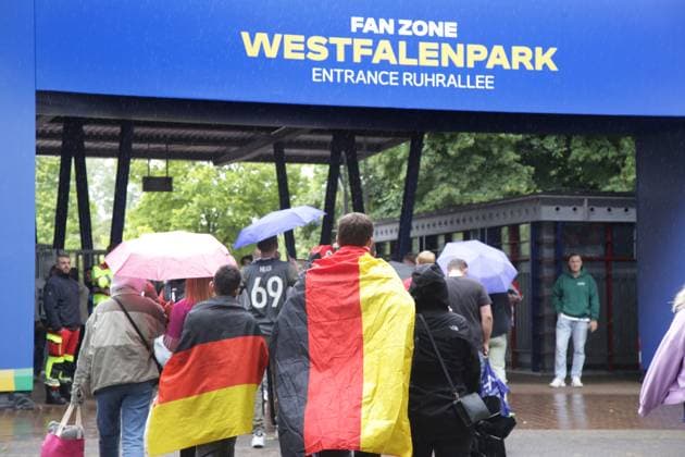 27 06 2024 Dortmund, EURO24 quarter-finals Public Viewing in Westfalenpark Germany beats Spain 2-1 after extra time The fans were both jubilant and disappointed during the match The German team was eliminated from the tournament Umbrellas and hats were also good equipment for this match