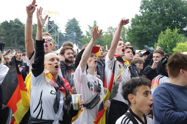 27 06 2024 Dortmund, EURO24 quarter-finals Public Viewing in Westfalenpark Germany beats Spain 2-1 after extra time The fans are both jubilant and disappointed during the match The German team is eliminated from the tournament