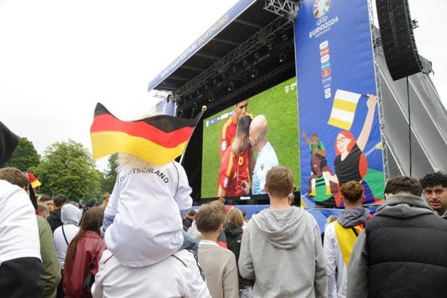 27 06 2024 Dortmund, EURO24 quarter-finals Public Viewing in Westfalenpark Germany beats Spain 2-1 after extra time The fans are both jubilant and disappointed during the match The German team is eliminated from the tournament
