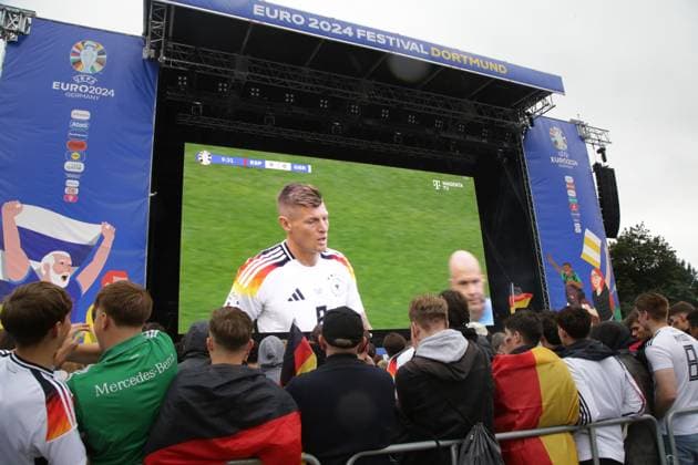 27 06 2024 Dortmund, EURO24 quarter-finals Public Viewing in Westfalenpark Germany beats Spain 2 1 after extra time The fans were both jubilant and disappointed during the match The German team is eliminated from the tournament Toni Kroos played his very last football match