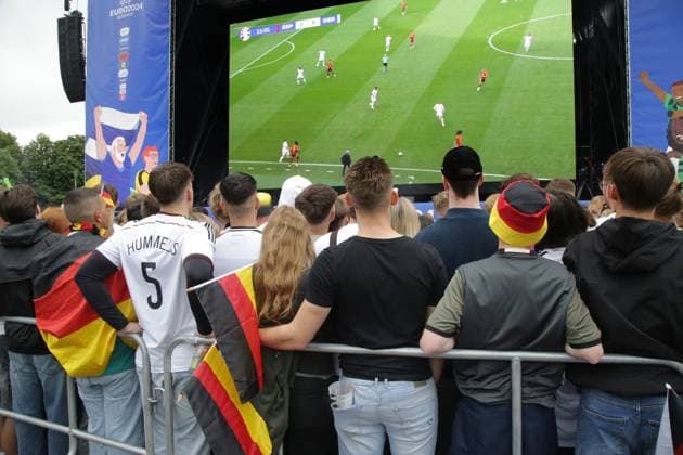 27 06 2024 Dortmund, EURO24 quarter-finals Public Viewing in Westfalenpark Germany beats Spain 2-1 after extra time The fans are both jubilant and disappointed during the match The German team is eliminated from the tournament