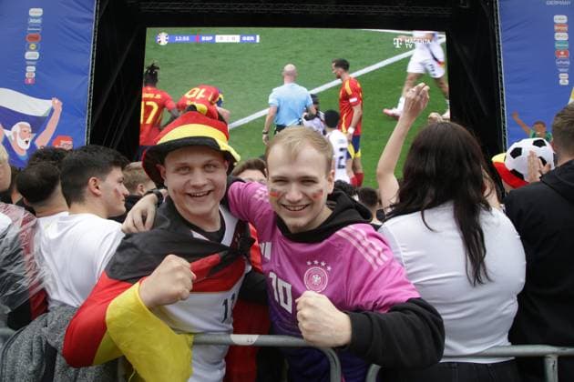 27 06 2024 Dortmund, EURO24 quarter-finals Public Viewing in Westfalenpark Germany beats Spain 2-1 after extra time The fans are both jubilant and disappointed during the match The German team is eliminated from the tournament
