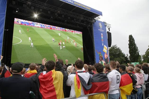 27 06 2024 Dortmund, EURO24 quarter-finals Public Viewing in Westfalenpark Germany beats Spain 2-1 after extra time The fans are both jubilant and disappointed during the match The German team is eliminated from the tournament