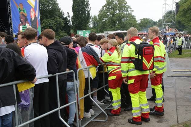 27 06 2024 Dortmund, quarter-finals EURO24 Public Viewing in Westfalenpark Germany beats Spain 2 1 after extra time Cheers and disappointment are close together among the fans during the game The German team is eliminated from the tournament Some fans lost circulation, the medical service quickly came to the rescue