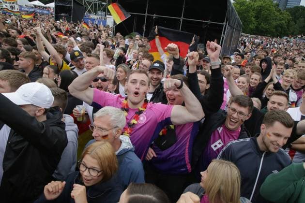 27 06 2024 Dortmund, EURO24 quarter-finals Public Viewing in Westfalenpark Germany beats Spain 2-1 after extra time The fans are both jubilant and disappointed during the match The German team is eliminated from the tournament