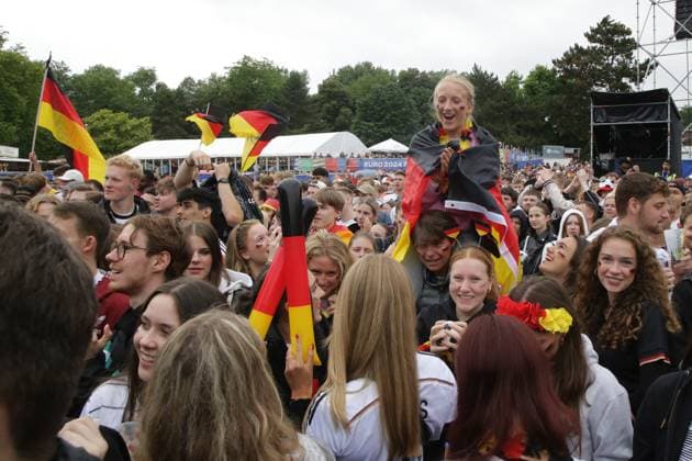 27 06 2024 Dortmund, EURO24 quarter-finals Public Viewing in Westfalenpark Germany beats Spain 2-1 after extra time The fans are both jubilant and disappointed during the match The German team is eliminated from the tournament