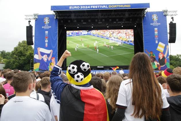 27 06 2024 Dortmund, EURO24 quarter-finals Public Viewing in Westfalenpark Germany beats Spain 2-1 after extra time The fans are both jubilant and disappointed during the match The German team is eliminated from the tournament