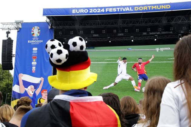 27 06 2024 Dortmund, EURO24 quarter-finals Public Viewing in Westfalenpark Germany beats Spain 2-1 after extra time The fans are both jubilant and disappointed during the match The German team is eliminated from the tournament