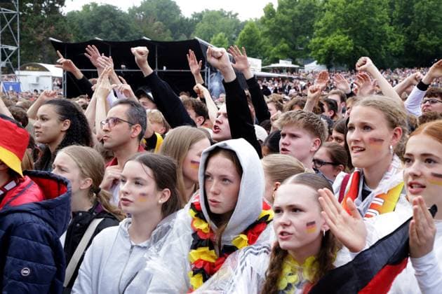 27 06 2024 Dortmund, EURO24 quarter-finals Public Viewing in Westfalenpark Germany beats Spain 2-1 after extra time The fans are both jubilant and disappointed during the match The German team is eliminated from the tournament