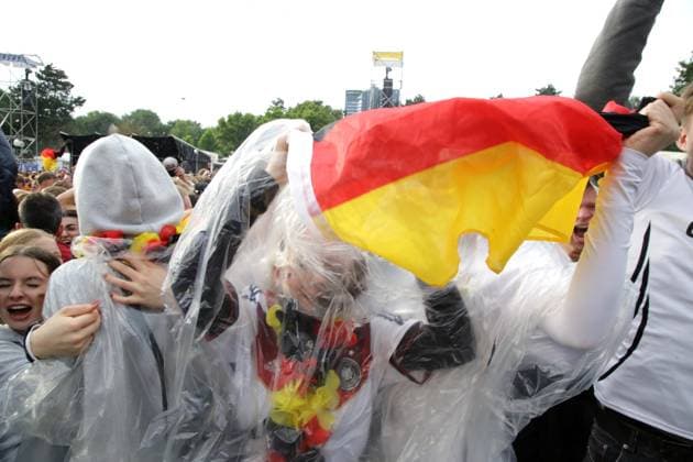 27 06 2024 Dortmund, EURO24 quarter-finals Public Viewing in Westfalenpark Germany beats Spain 2-1 after extra time The fans are both jubilant and disappointed during the match The German team is eliminated from the tournament
