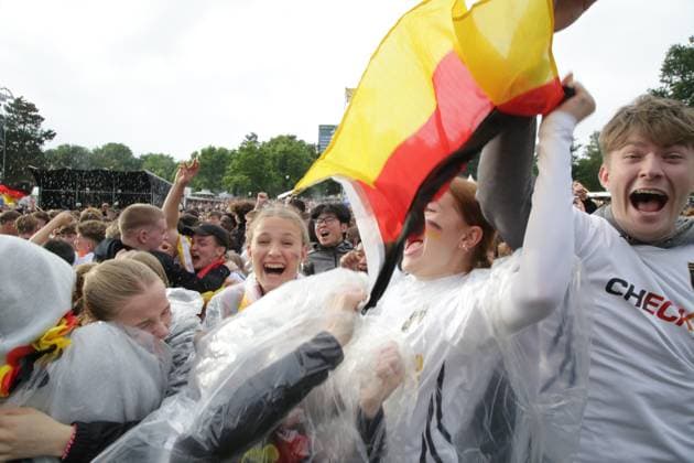 27 06 2024 Dortmund, EURO24 quarter-finals Public Viewing in Westfalenpark Germany beats Spain 2-1 after extra time The fans are both jubilant and disappointed during the match The German team is eliminated from the tournament