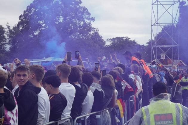 27 06 2024 Dortmund, quarter-finals EURO24 Public Viewing in Westfalenpark Germany beats Spain 2 1 after extra time The fans are both jubilant and disappointed during the match The German team is eliminated from the tournament A few pyros are lit The security service intervenes quickly
