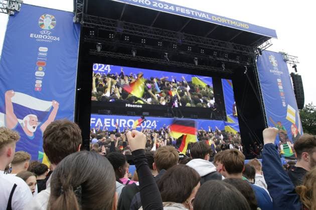 27 06 2024 Dortmund, EURO24 quarter-finals Public Viewing in Westfalenpark Germany beats Spain 2-1 after extra time The fans are both jubilant and disappointed during the match The German team is eliminated from the tournament Half-time break with moderation