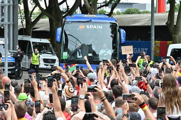 05 07 2024, xjrdrx, Football EM 2024 1 4 Final, Germany Spain emspor, v l arrival of the Spanish team bus DFL DFB REGULATIONS PROHIBIT ANY USE OF PHOTOGRAPHS as IMAGE SEQUENCES and or QUASI VIDEO Stuttgart