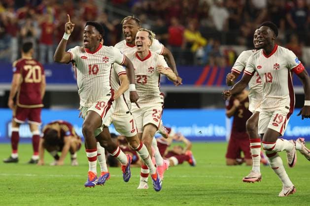 Canada s soccer players celebrate after defeating Venezuela by penalty kick during the Copa AmÃ rica USA 2024 quarterfinal match at AT T Stadium in Arlington, TX, on July 5, 2024 Canada qualified to face Argentina in semifinals in New Jersey on July 9 ARLINGTON UNITED STATES Copyright: xALEJANDROxPAGNIx