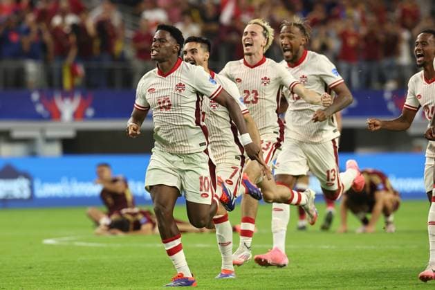 Canada s soccer players celebrate after defeating Venezuela by penalty kick during the Copa AmÃ rica USA 2024 quarterfinal match at AT T Stadium in Arlington, TX, on July 5, 2024 Canada qualified to face Argentina in semifinals in New Jersey on July 9 ARLINGTON UNITED STATES Copyright: xALEJANDROxPAGNIx