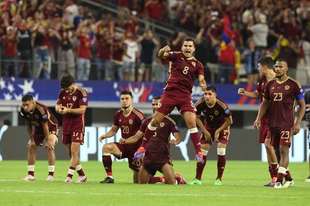 Venezuela™s soccer players react during the penalty definition during the Copa America USA 2024 quarterfinal match at AT T Stadium in Arlington, TX, on July 5, 2024 Canada won and qualified to face Argentina in semifinals in New Jersey on July 9 ARLINGTON UNITED STATES Copyright: xALEJANDROxPAGNIx