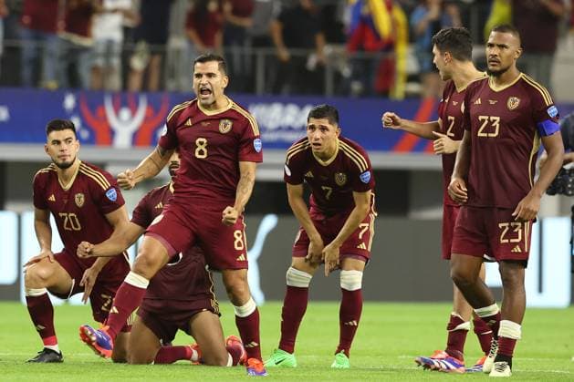 Venezuela™s soccer players react during the penalty definition during the Copa America USA 2024 quarterfinal match at AT T Stadium in Arlington, TX, on July 5, 2024 Canada won and qualified to face Argentina in semifinals in New Jersey on July 9 ARLINGTON UNITED STATES Copyright: xALEJANDROxPAGNIx