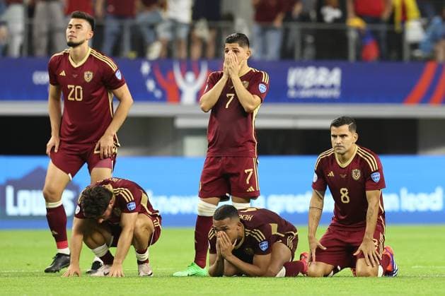 Venezuela™s soccer players react during the penalty definition during the Copa America USA 2024 quarterfinal match at AT T Stadium in Arlington, TX, on July 5, 2024 Canada won and qualified to face Argentina in semifinals in New Jersey on July 9 ARLINGTON UNITED STATES Copyright: xALEJANDROxPAGNIx