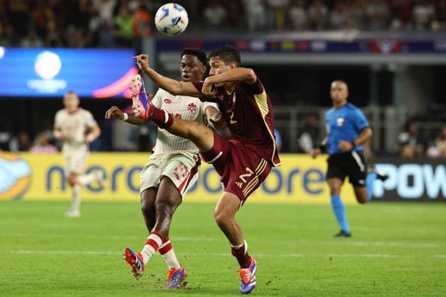 Venezuela s defender Nahuel Ferraresi R vies for the ball with Canada™s forward Jonathan David during the Copa America USA 2024 quarterfinal match between Venezuela and Canada, at AT T stadium in Arlington, TX, on July 5, 2024 ARLINGTON UNITED STATES Copyright: xALEJANDROxPAGNIx