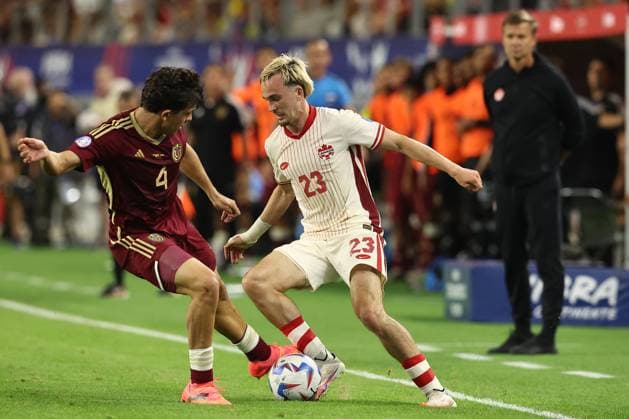 Canada™s forward Liam Millar R vies for the ball with Venezuela s defender Jon Aramburu during the Copa America USA 2024 quarterfinal match between Venezuela and Canada, at AT T stadium in Arlington, TX, on July 5, 2024 ARLINGTON UNITED STATES Copyright: xALEJANDROxPAGNIx
