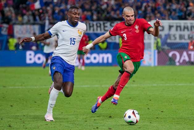 UEFA EURO 2024 Portugal France 05 07 2024 Marcus Thuram France, 15 in duel with Pepe Portugal, 3 UEFA EURO 2024 quarter-final Portugal France Volksparkstadion Hamburg, Hamburg on 05 07 2024 Copyright: xBEAUTIFULxSPORTS Meuselx