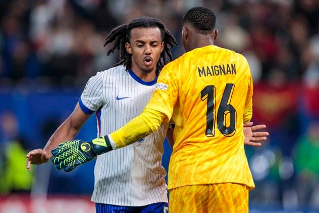UEFA EURO 2024 Portugal France 05 07 2024 Jules Kounde France, 5 cheers with Mike Maignan France, 16 UEFA EURO 2024 quarter-final Portugal France Volksparkstadion Hamburg, Hamburg on 05 07 2024 Copyright: xBEAUTIFULxSPORTS Meuselx