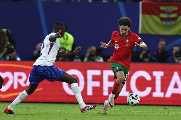 Vitinha Machado Ferreira (Portugal)Randal Kolo Muani (France) during the UEFA EURO, EM, Europameisterschaft,Fussball Germany 2024 match between Portugal 4-5 France at Volkspakstadion on July 05, 2024 in Hamburg , Germany. Noxthirdxpartyxsales  (258789953)