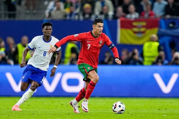 Hamburg, Germany, July 5th 2024: Cristiano Ronaldo (7 Portugal) controls the ball during the UEFA EURO, EM, Europameisterschaft,Fussball 2024 Germany quarterfinal football match between Portugal and France at Volksparkstadion in Hamburg, Germany. (Daniela Porcelli SPP)  Copyright: xDanielaxPorcellix xSPPx spp-en-DaPoSp-20240705-_DP14455