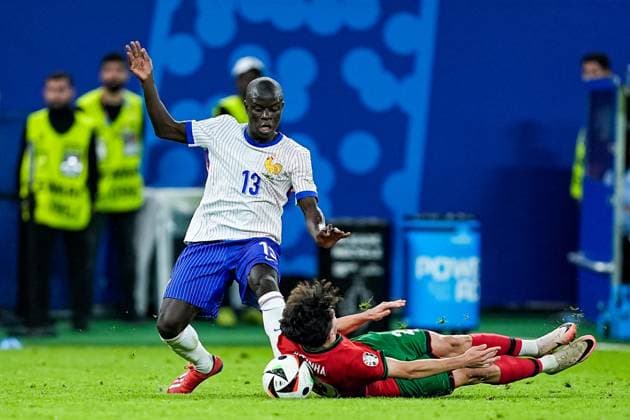 Hamburg, Germany, July 5th 2024: Ngolo Kante (13 France) and Vitinha (23 Portugal) battle for the ball (duel) during the UEFA EURO, EM, Europameisterschaft,Fussball 2024 Germany quarterfinal football match between Portugal and France at Volksparkstadion in Hamburg, Germany. (Daniela Porcelli SPP)  Copyright: xDanielaxPorcellix xSPPx spp-en-DaPoSp-20240705-_DP15073