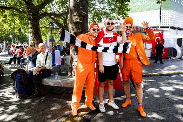 BERLIN - Dutch supporters and Turkey supporters on the day of the European Championship, EM, Europameisterschaft quarter-final between the Netherlands and Turkey. ANP RAMON VAN FLYMEN xVIxANPxSportx xxANPxIVx 502880278 originalFilename: 502880278.jpg