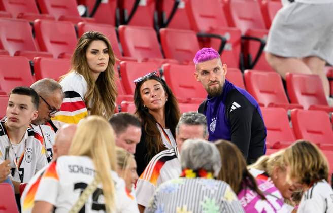 Robert ANDRICH GER with family and friends after the match, quarter final, match M45, Spain ESP Germany GER 2 1 n V , on 05 07 2024 in Stuttgart Germany European Football Championship 2024 from 14 06 14 07 2024 in Germany Â