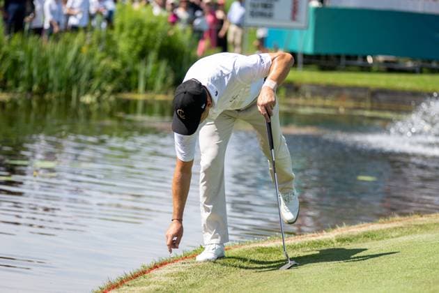 Martin Kaymer marks the point where he sank the golf ball into the lake , BMW International Open 2024, Golf, 06 07 2024 Munich Bavaria Germany Copyright: xkolbert-press UlrichxGamelx