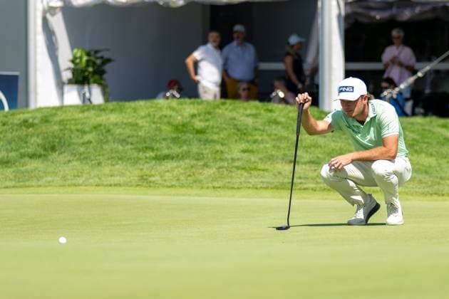 Freddy Schott analyzes the green, BMW International Open 2024, Golf, 06 07 2024 Munich Bavaria Germany Copyright: xkolbert-press UlrichxGamelx