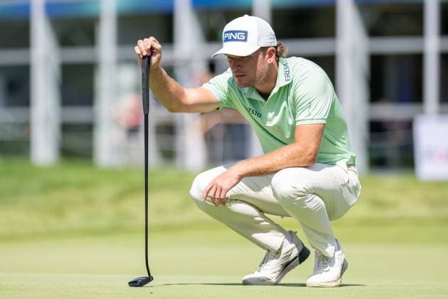 Freddy Schott analyzes the green, BMW International Open 2024, Golf, 06 07 2024 Munich Bavaria Germany Copyright: xkolbert-press UlrichxGamelx