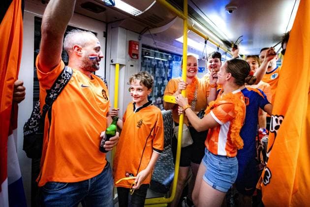 BERLIN - Dutch supporters on the day of the European Championship, EM, Europameisterschaft quarter-final between the Netherlands and Turkey. ANP RAMON VAN FLYMEN xVIxANPxSportx xxANPxIVx 502881455 originalFilename: 502881455.jpg