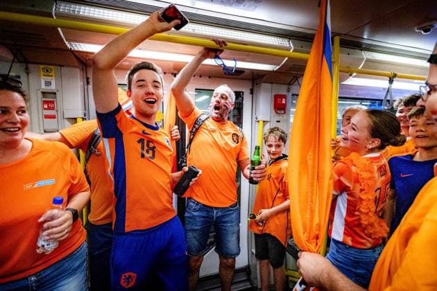BERLIN - Dutch supporters on the day of the European Championship, EM, Europameisterschaft quarter-final between the Netherlands and Turkey. ANP RAMON VAN FLYMEN xVIxANPxSportx xxANPxIVx 502881491 originalFilename: 502881491.jpg