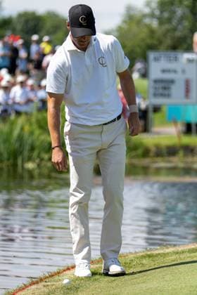 Martin Kaymer throws the spare ball onto the green, BMW International Open 2024, Golf, 06 07 2024 Munich Bavaria Germany Copyright: xkolbert-press UlrichxGamelx