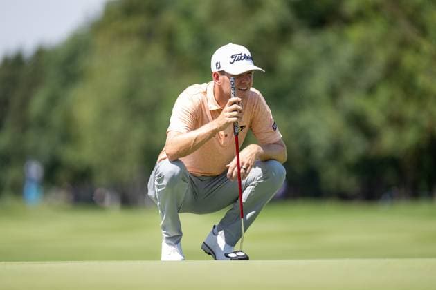 Jeremy Paul analyzes the green, BMW International Open 2024, Golf, 06 07 2024 Munich Bavaria Germany Copyright: xkolbert-press UlrichxGamelx